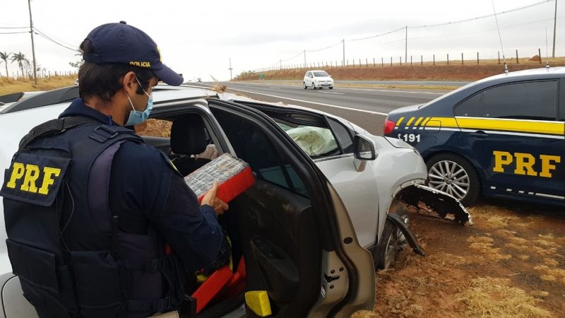 Motorista tenta fugir da polícia, sofre acidente com carro cheio de maconha e acaba preso