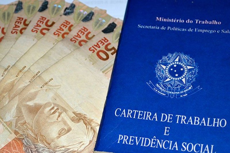 1ª parcela do 13º salário deve ser paga até a próxima segunda-feira
